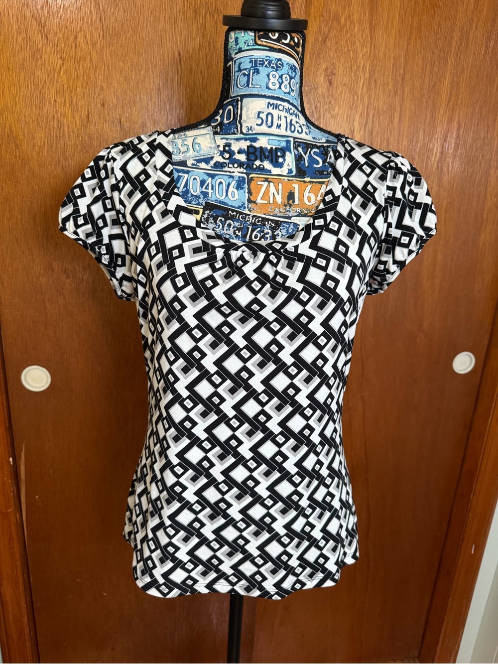 Worthington Black & White Geometric Short Sleeve Top